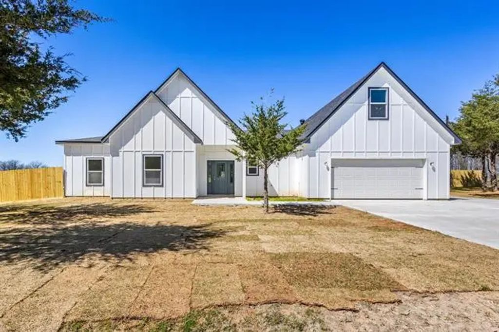 850 County Road 26750, Petty
