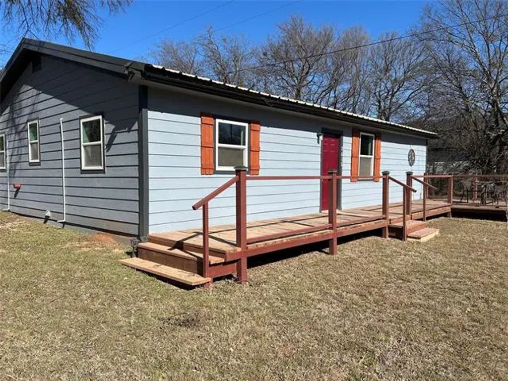 2612 S Oak Trail, Granbury