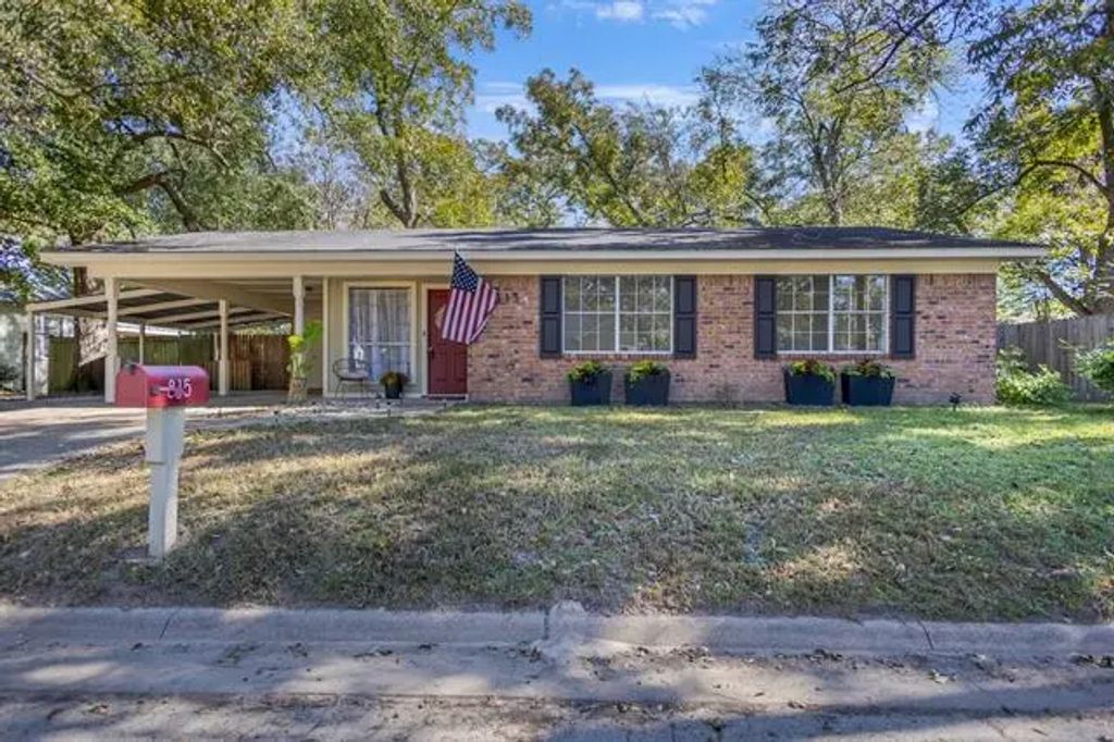 815 N Bledsoe Street, Gilmer