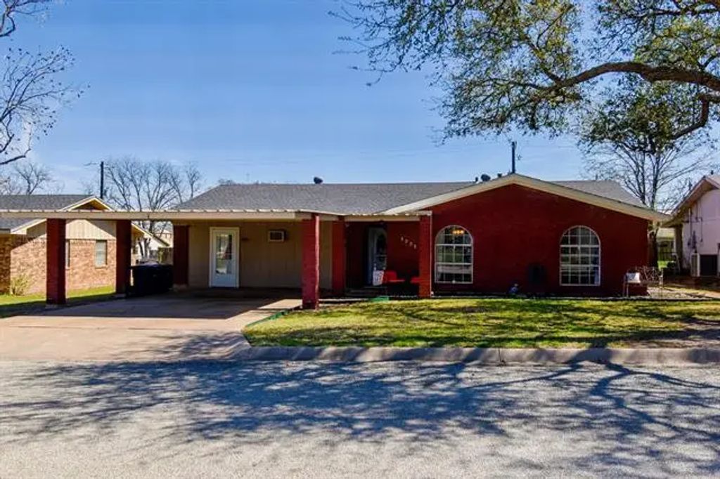 2005 S Pine Street, Brady
