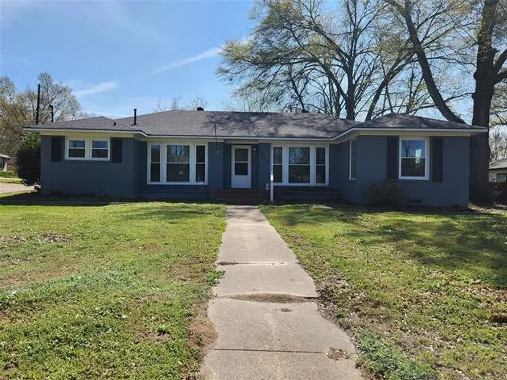 319 E Hubbard Street, Lindale