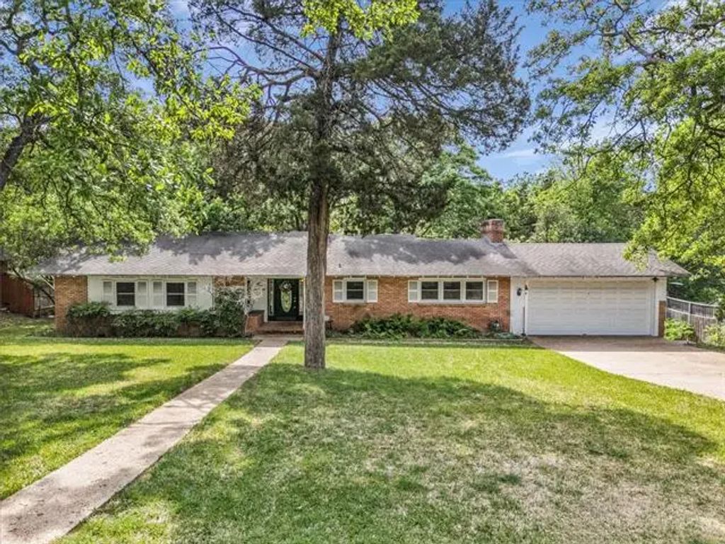 400 Broughton Drive, Woodway