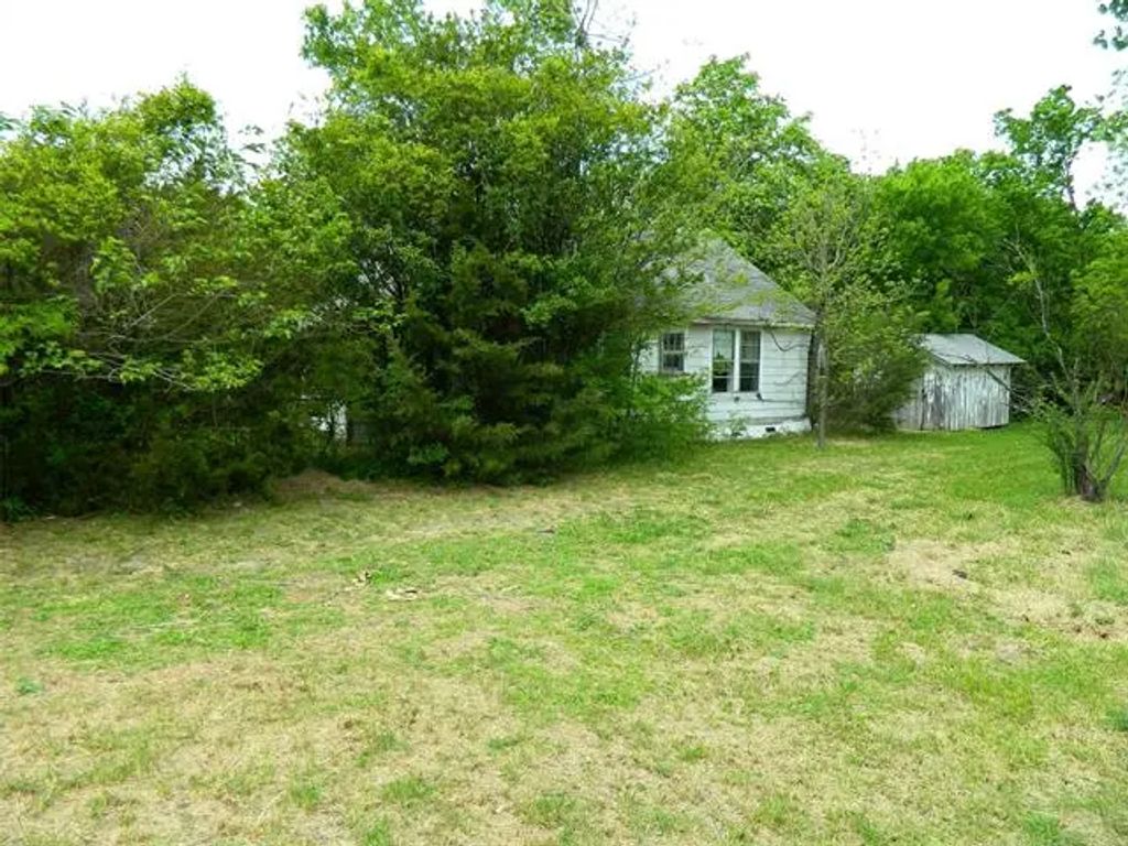 402 W Fannin Street, Leonard