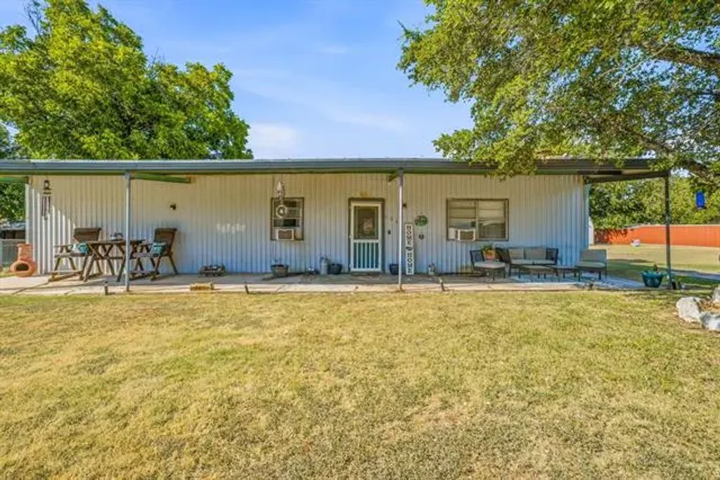 609 E Labadie Avenue, De Leon