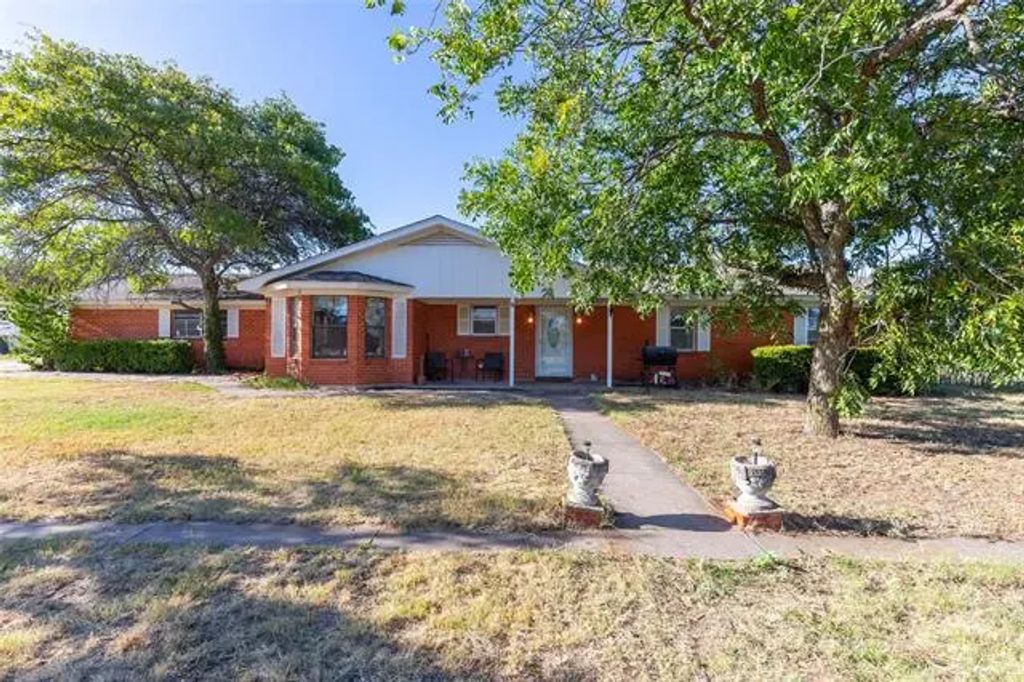 7200 Private Road 2383, Clyde