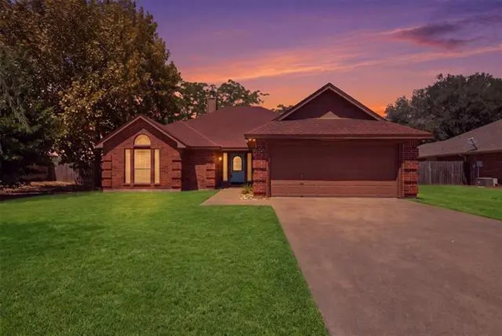 1507 Saddle Creek Court, Granbury