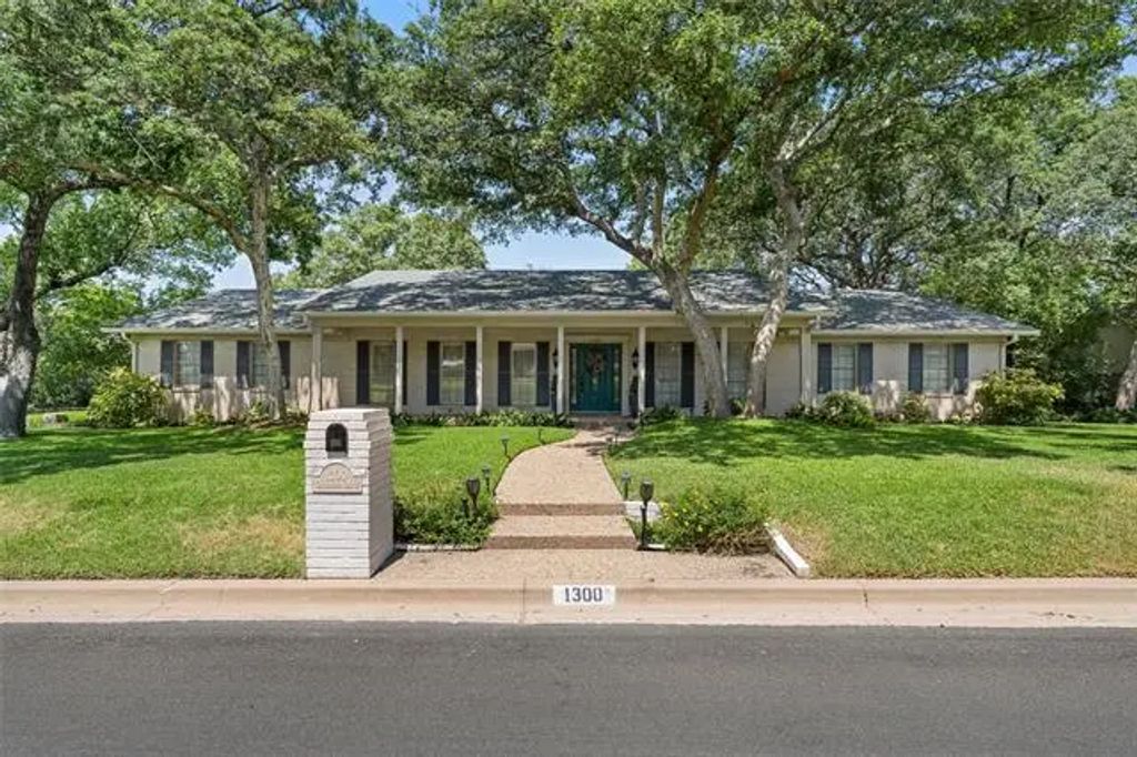1300 Circlewood Drive, Woodway