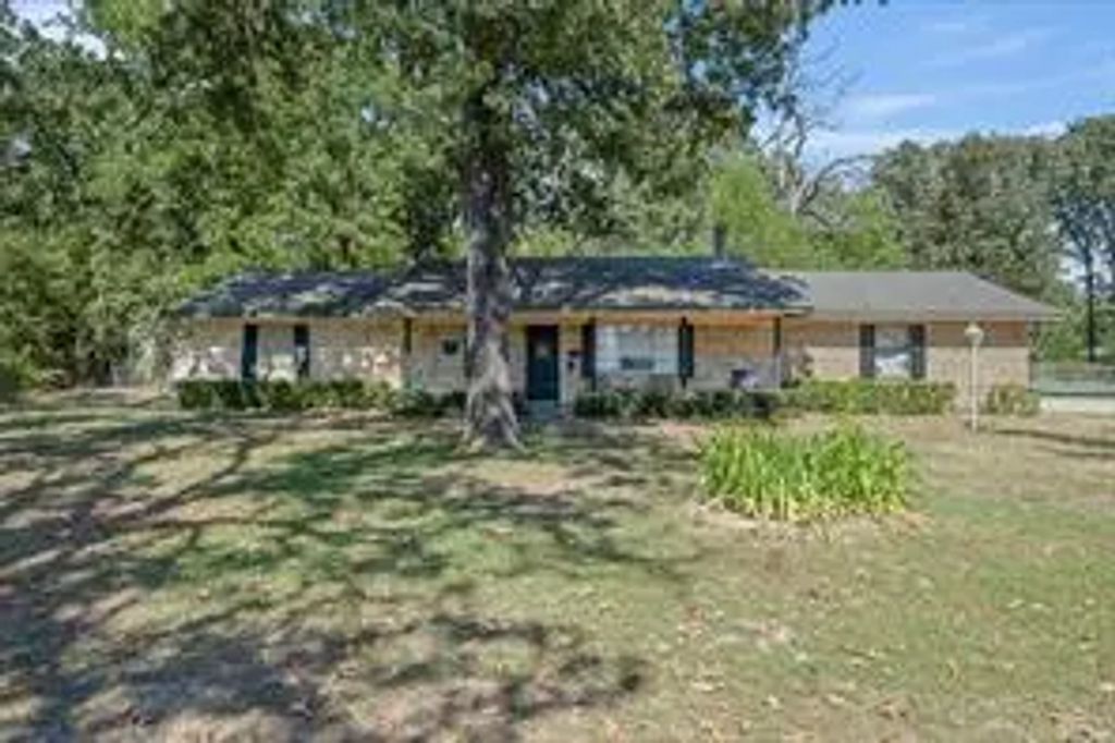 215 N Oaks Drive, Grand Saline