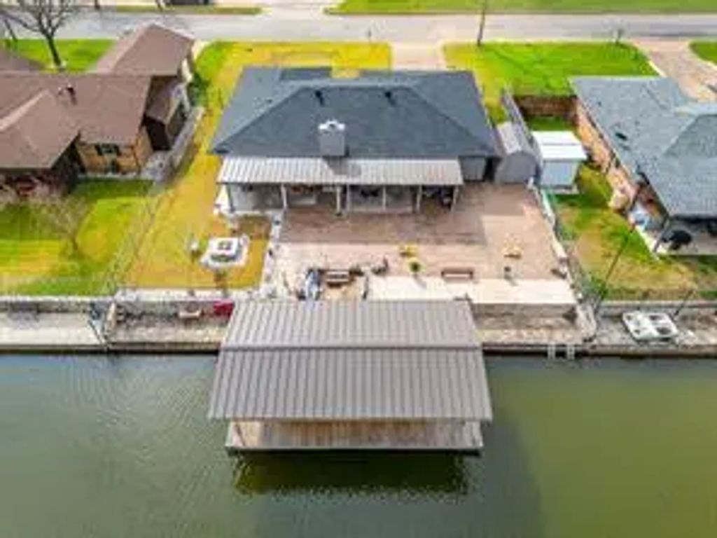 306 Tahiti Drive, Granbury