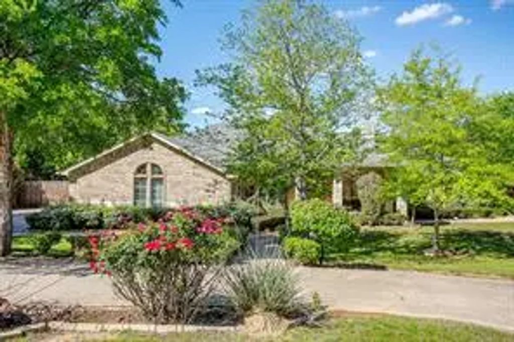 336 Plantation Drive E, Burleson