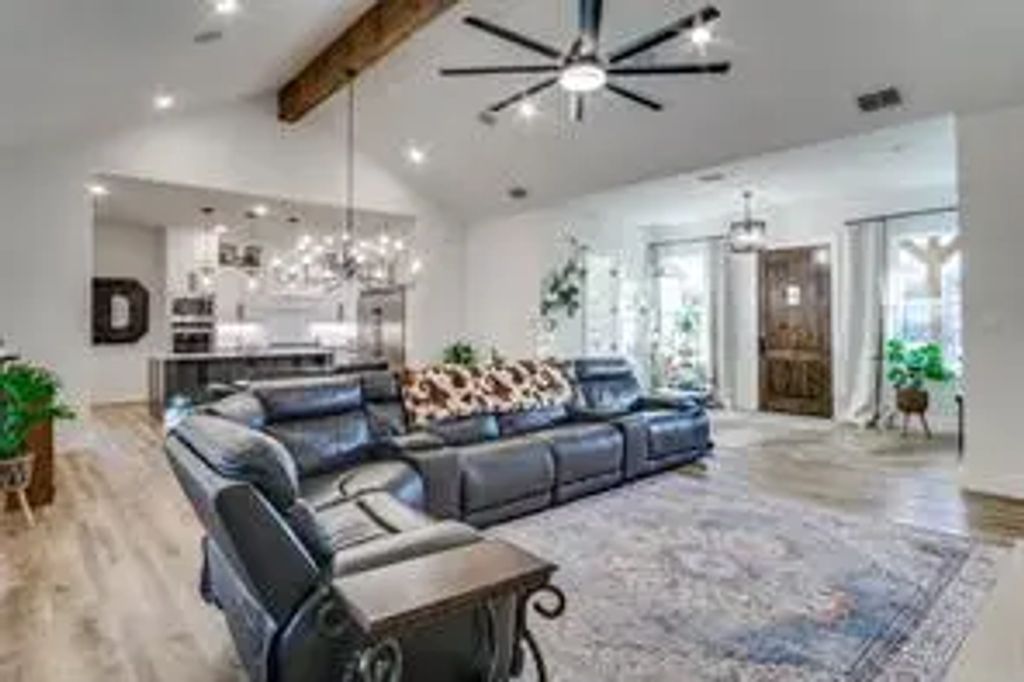 112 Wooded Acres Drive, Mineral Wells