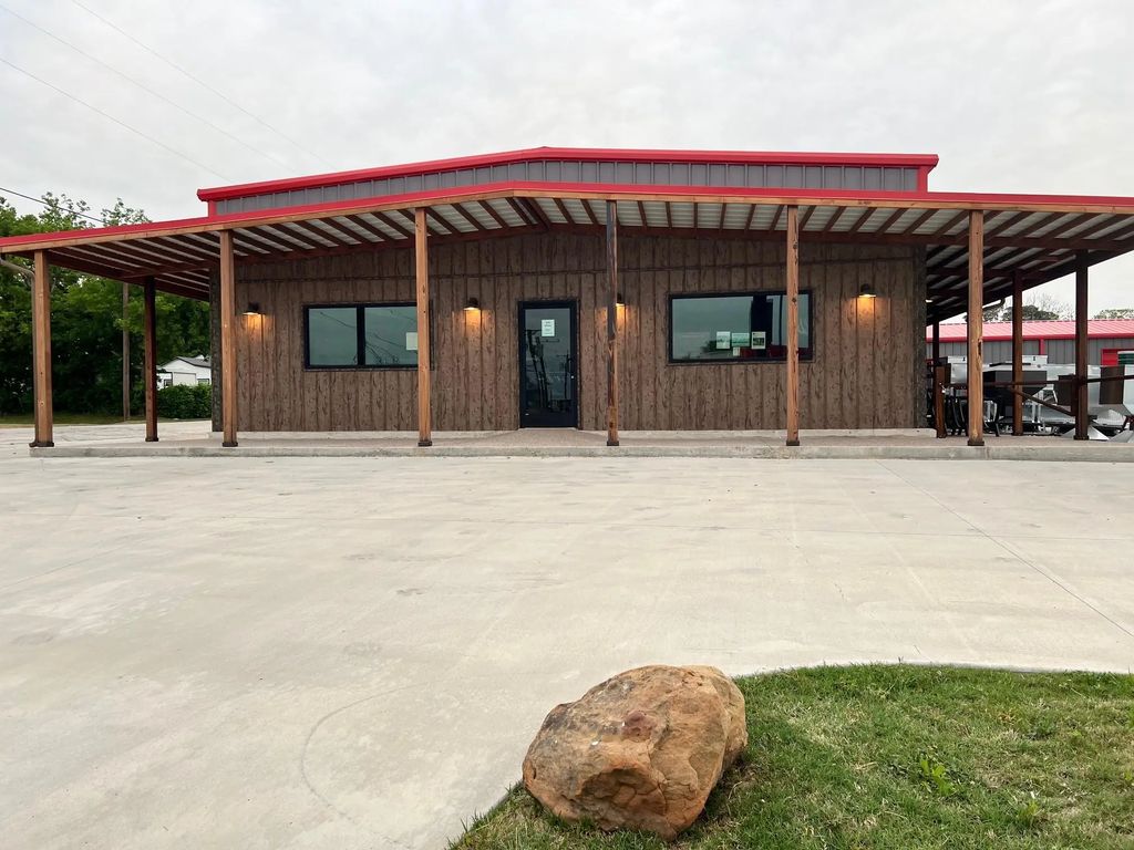 401 E Central Avenue, Comanche