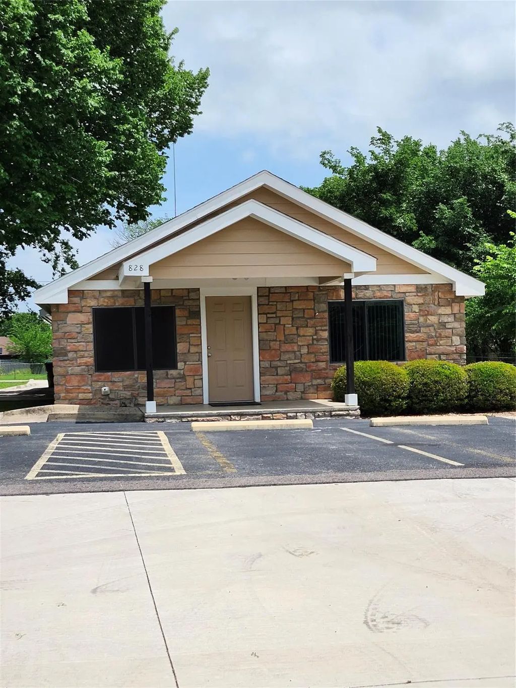 828 N Main Street, Springtown