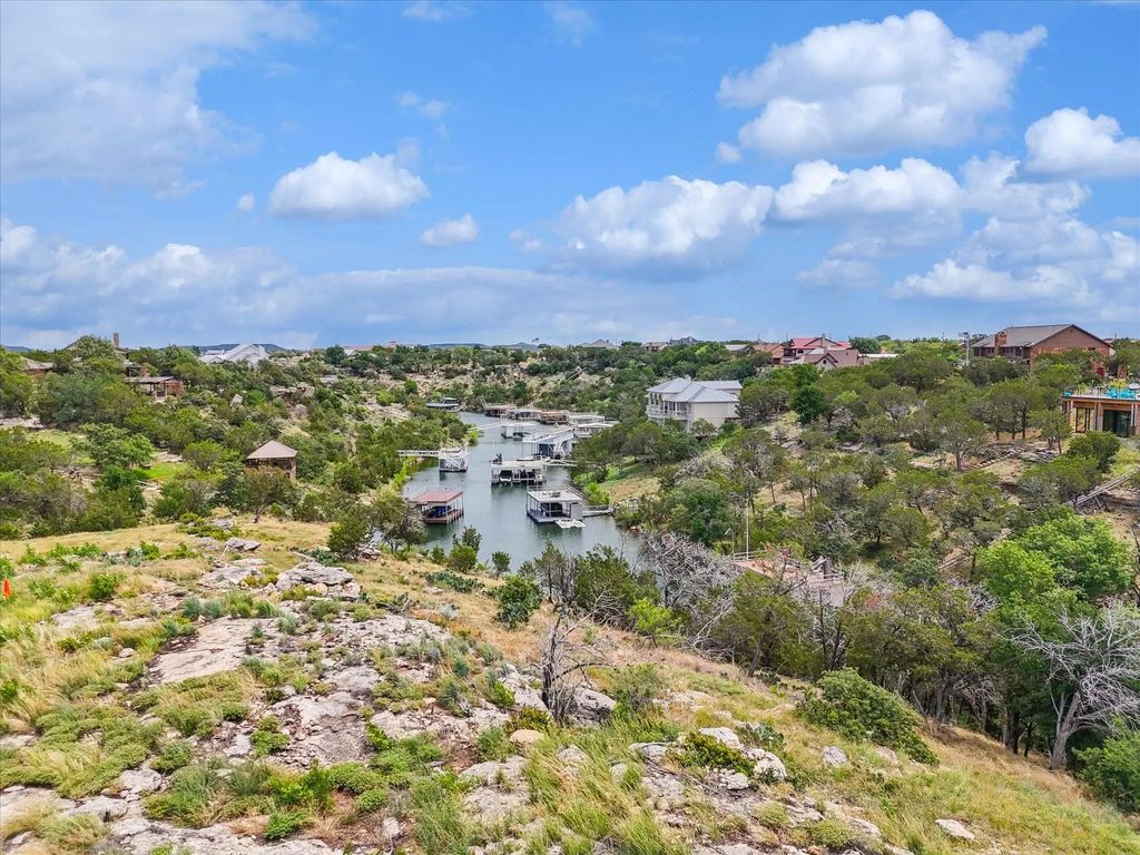 Misty Cove, Strawn