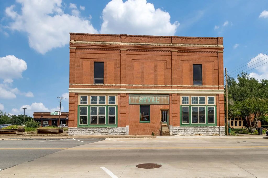 114 N Houston Avenue, Denison