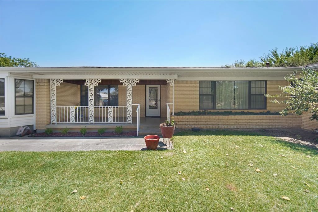 137 S 7th Street, Jacksboro