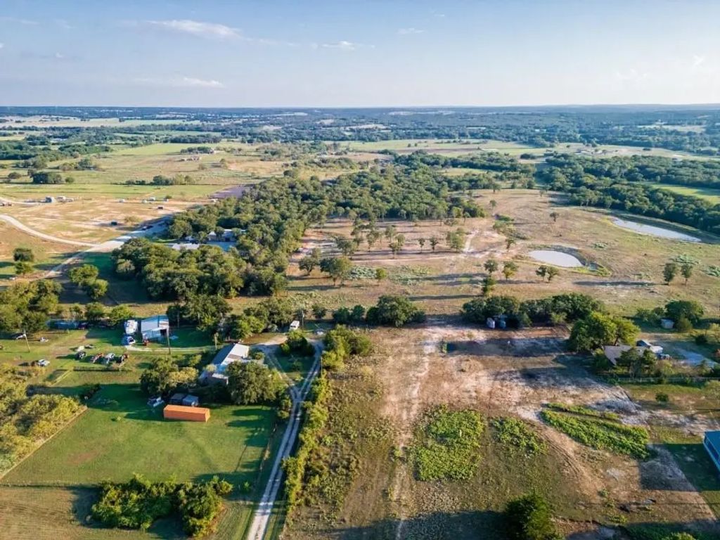 453 County Road 3383, Paradise