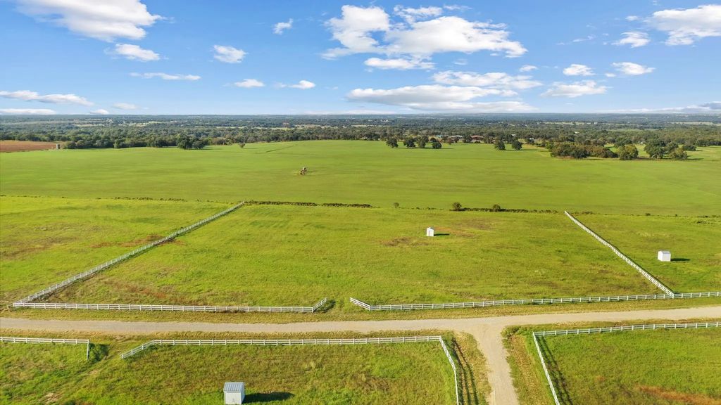 107 Homestead Court, Lipan