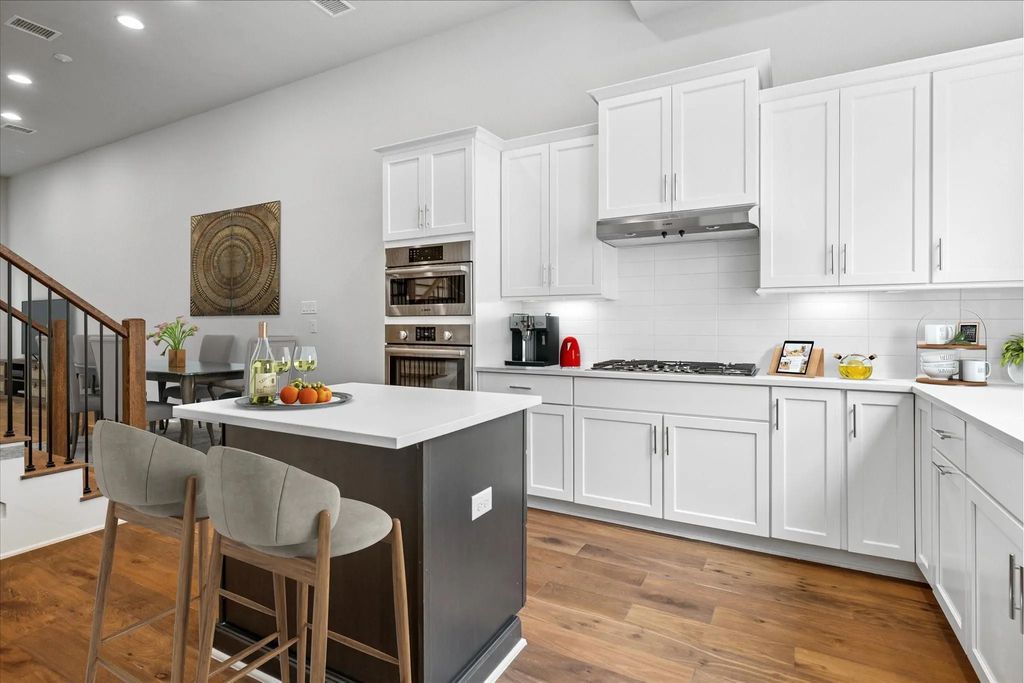 381 E Greenbriar Lane 1004, Dallas