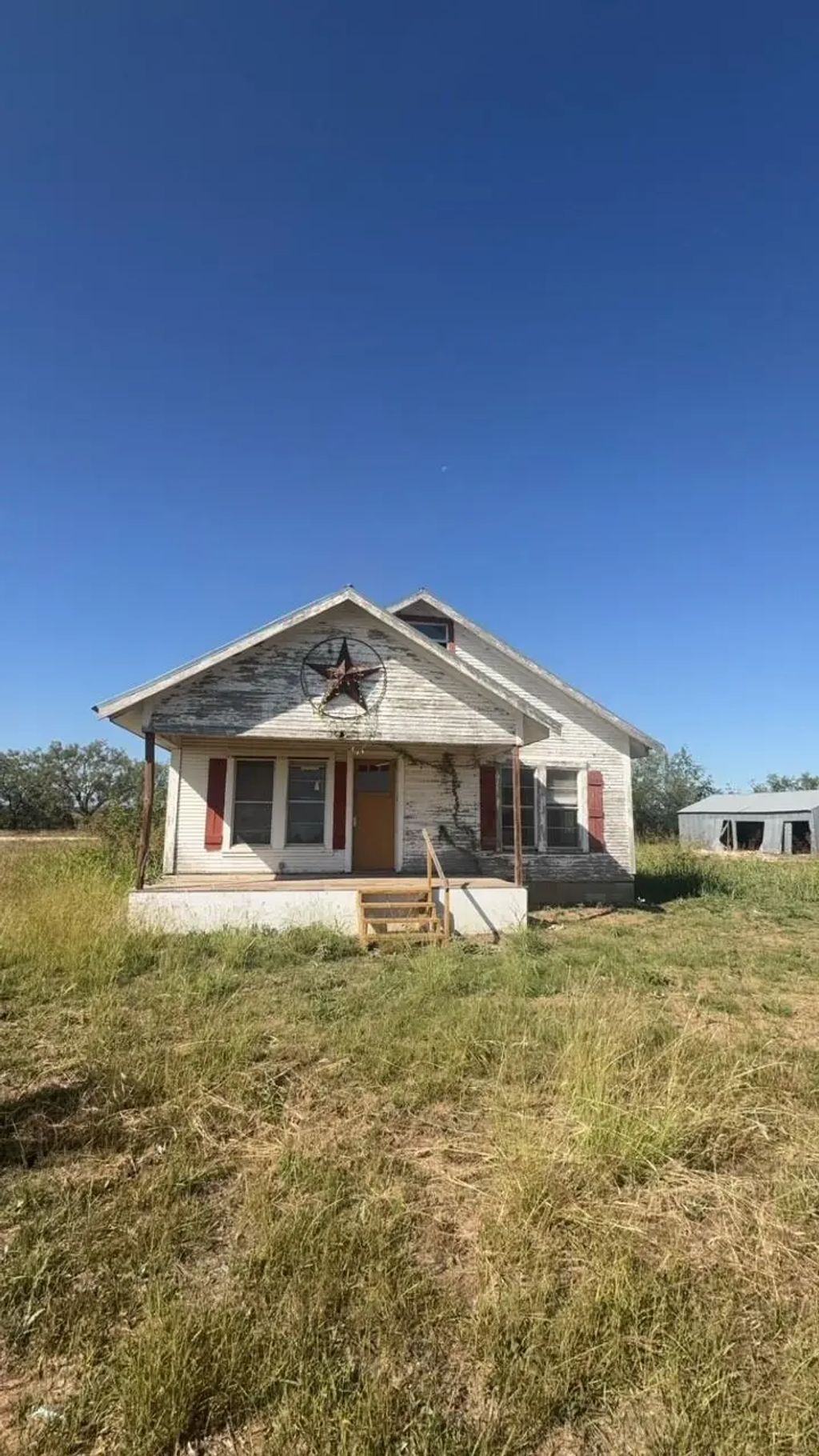 2251 County Road 142, Lawn