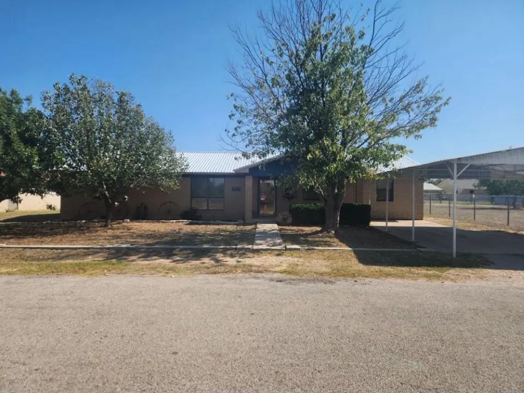 1698 N Trent Street, Goldthwaite