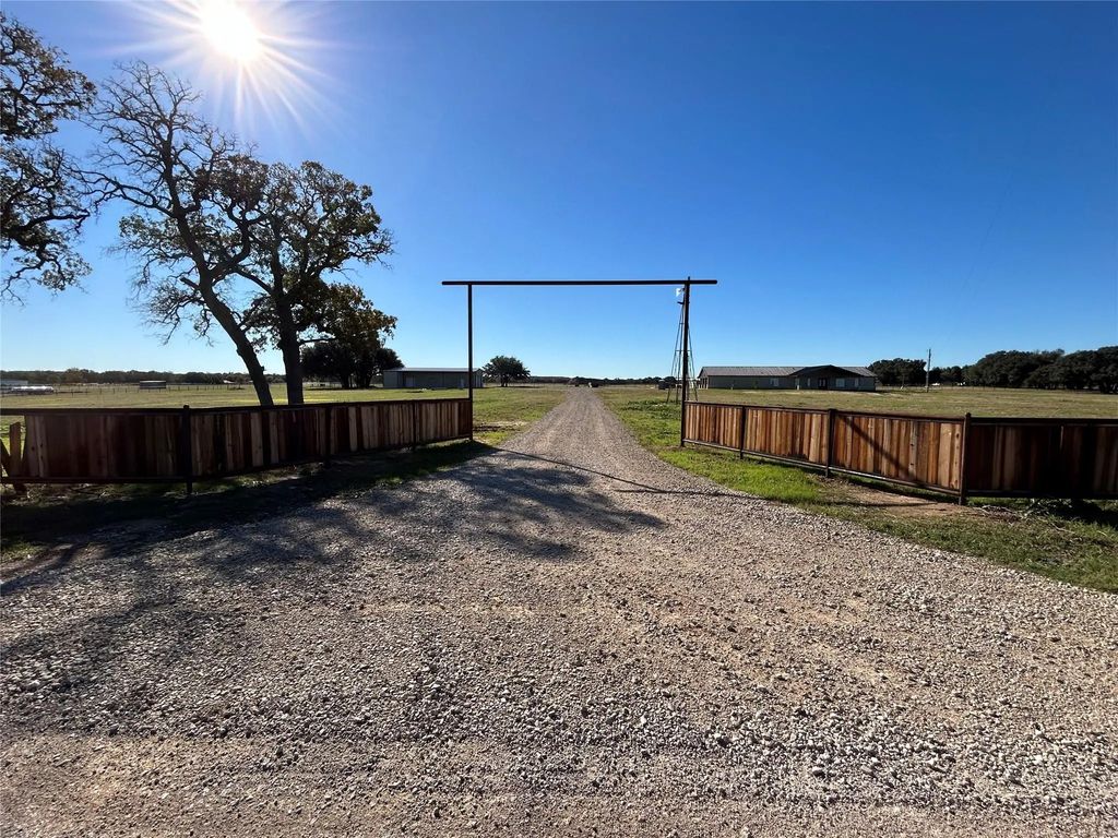 8740 Star Hollow Road, Lipan