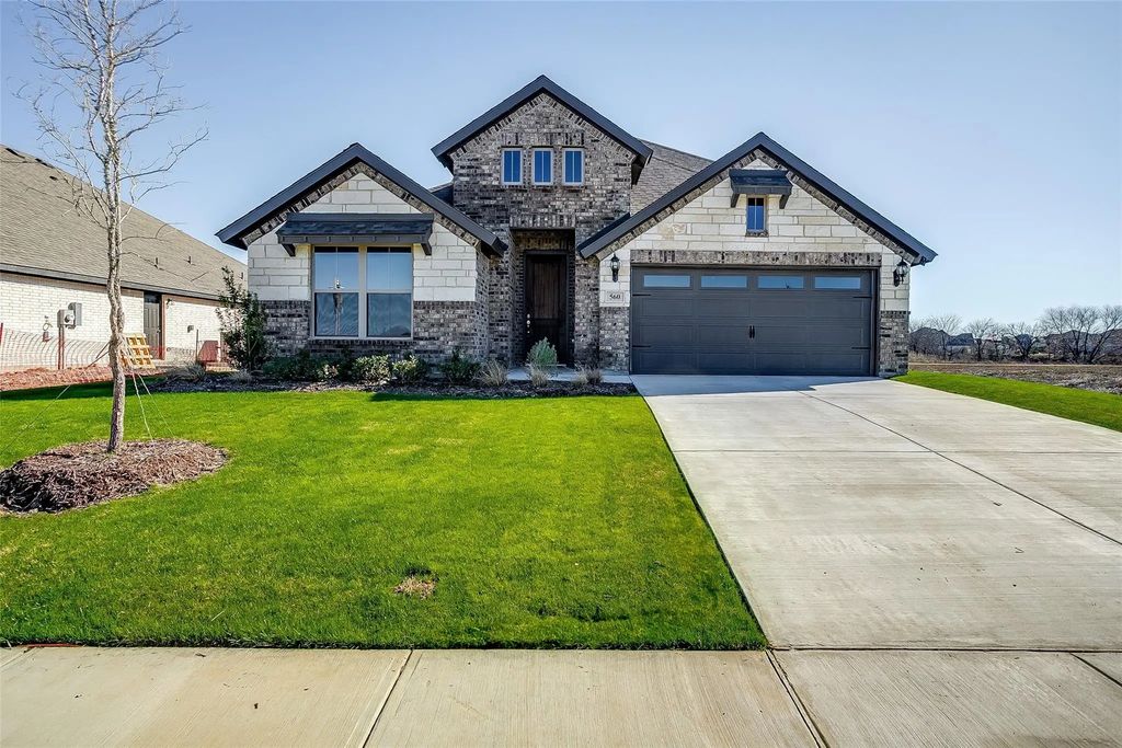 560 Holiday Avenue, Waxahachie
