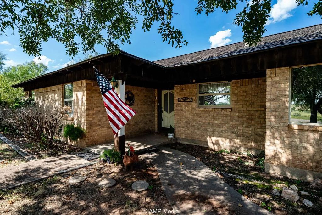 206 Spoon Drive, Stamford