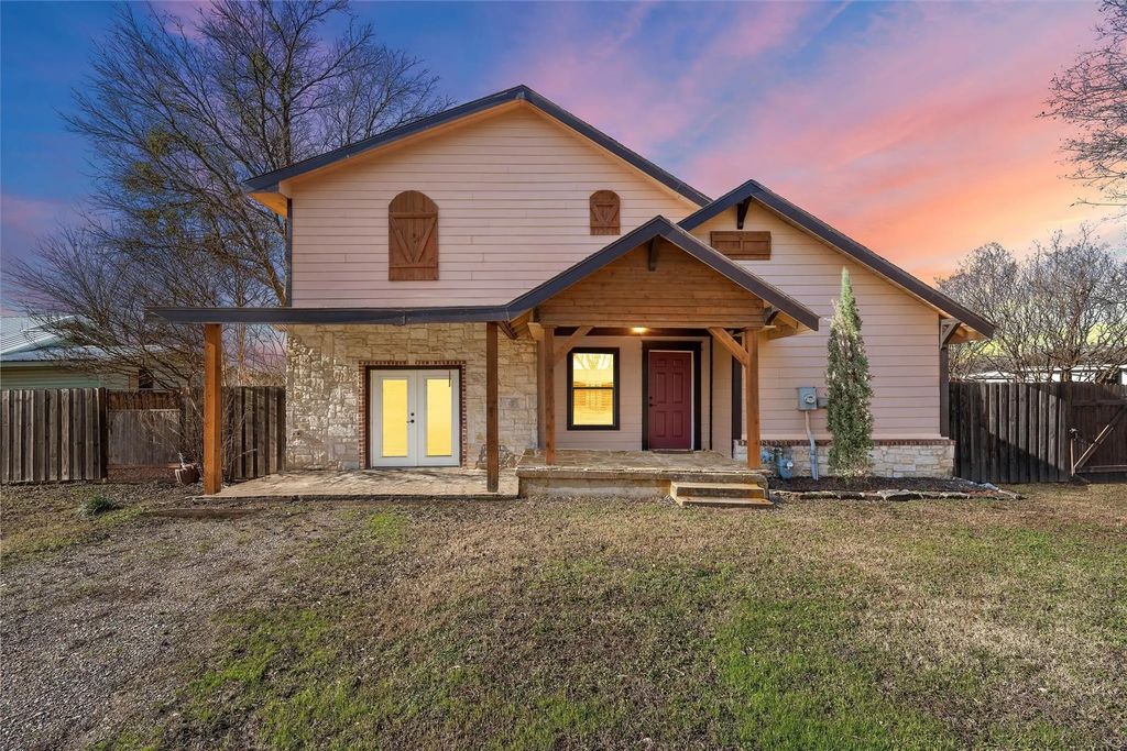 306 S College Street, Itasca