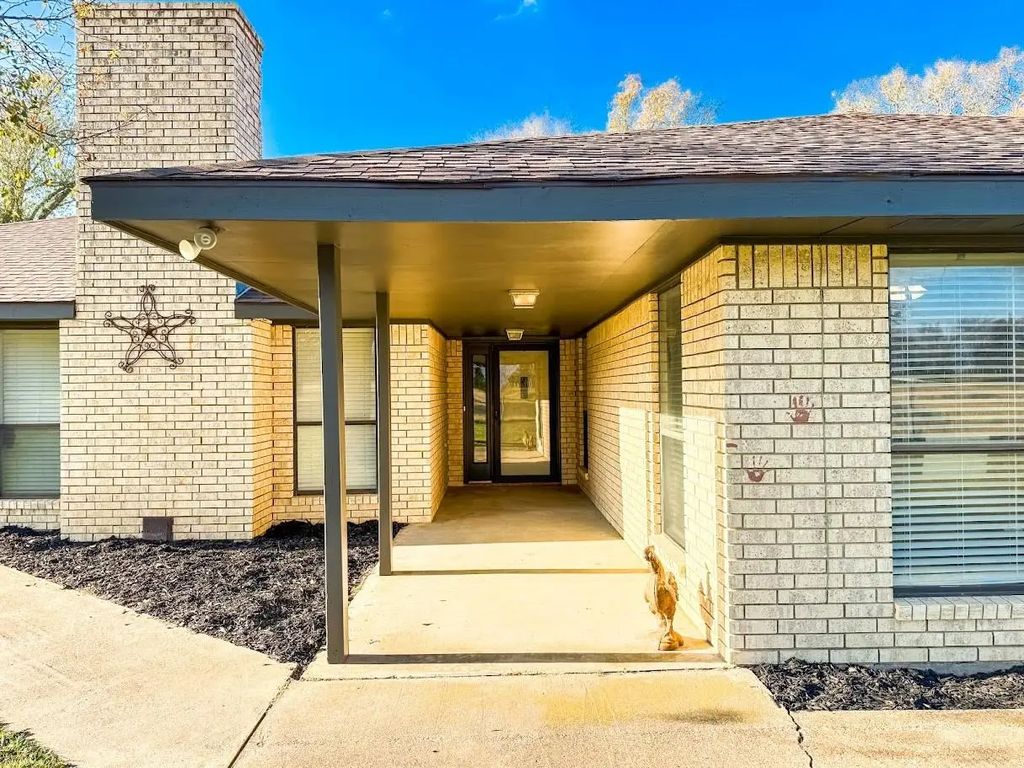 500 County Road 751, Donie