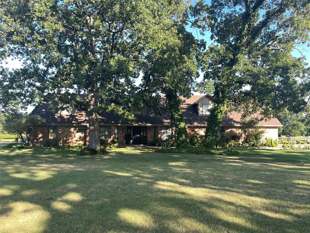 3610 Farm Road 195 Highway, Paris