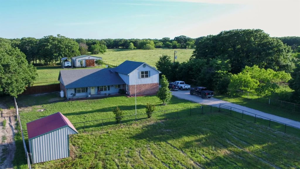 2305 County Road 2510, Quinlan