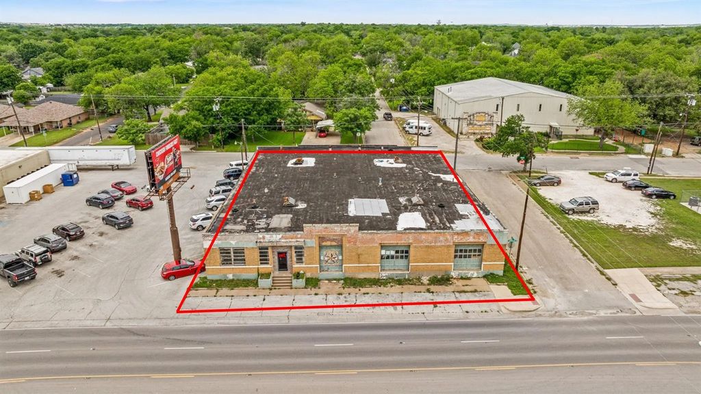 1102 W Henderson Street, Cleburne