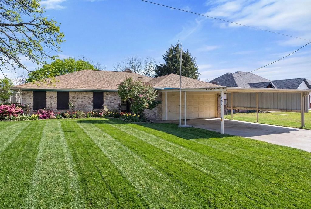 417 Sky Harbour Court, Granbury