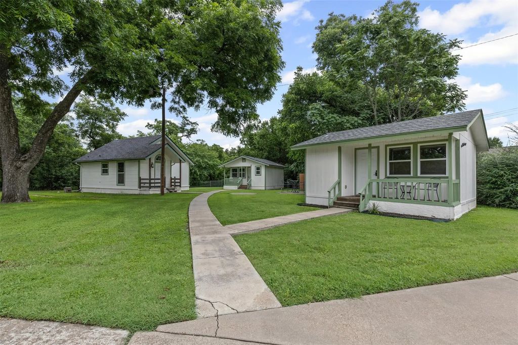 512 N Travis Street, Granbury