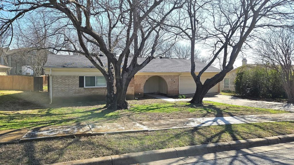 304 Lochness Court, Benbrook