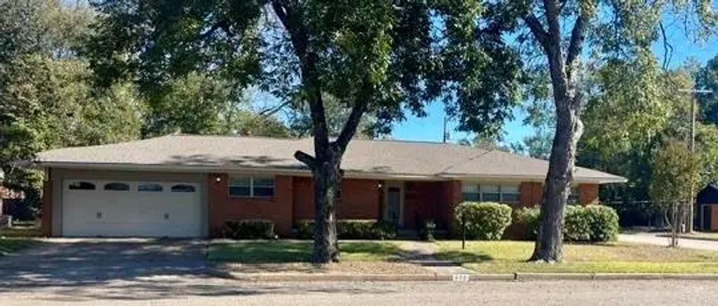 600 N Johnson Street, Mineola