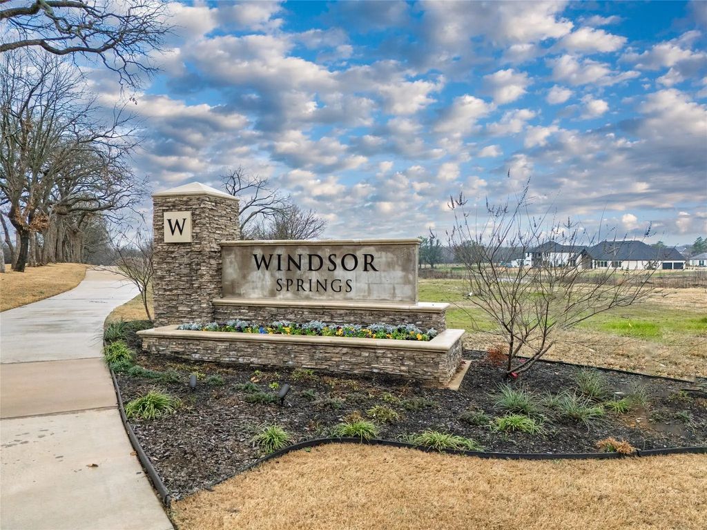 1021 Willow Point, Oak Point