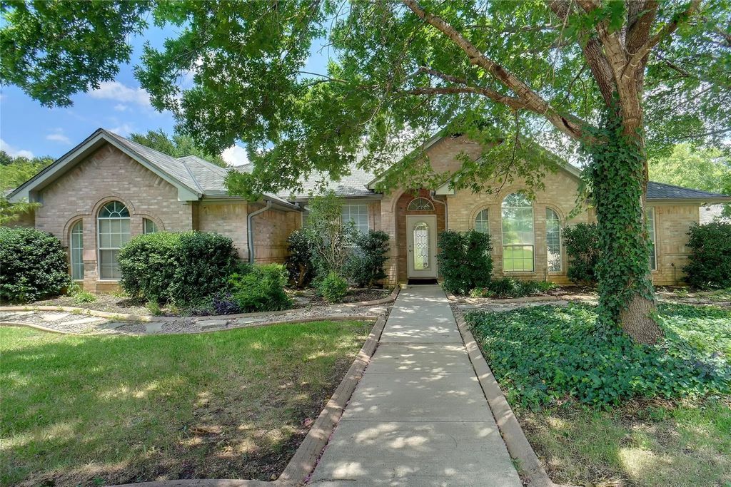 813 Hunters Glen Trail, Fort Worth