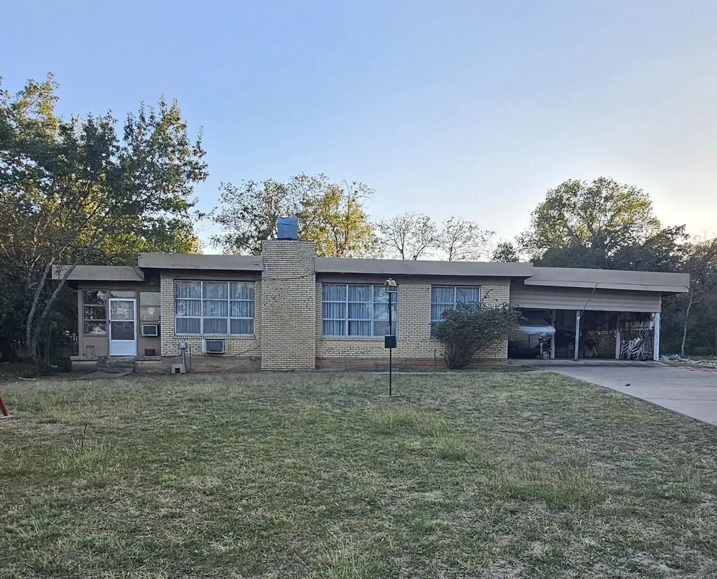 288 County Road 1630, Clifton