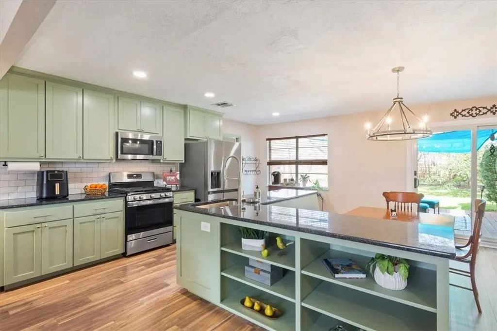 725 Falcon Drive, Woodway
