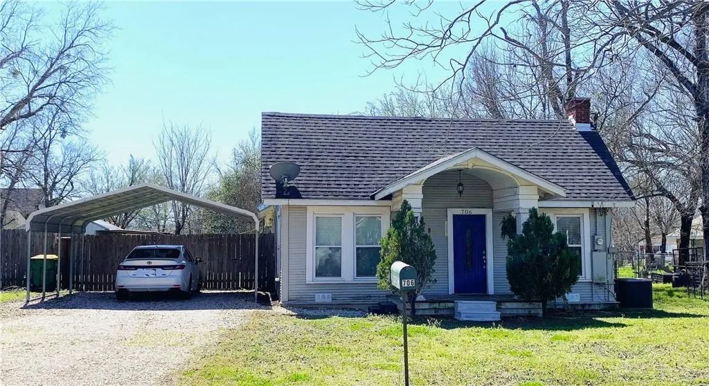 706 W Navasota Street, Groesbeck