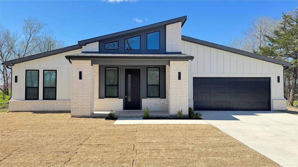 2640 Lake Avenue, Farmersville