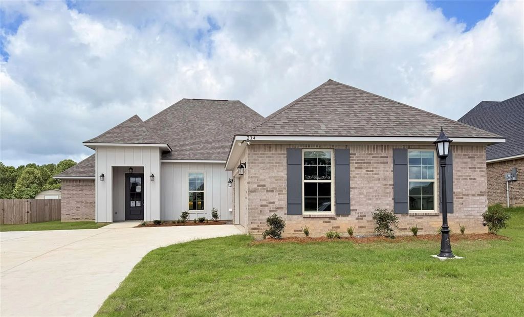 234 Woodcrest Drive, Stonewall