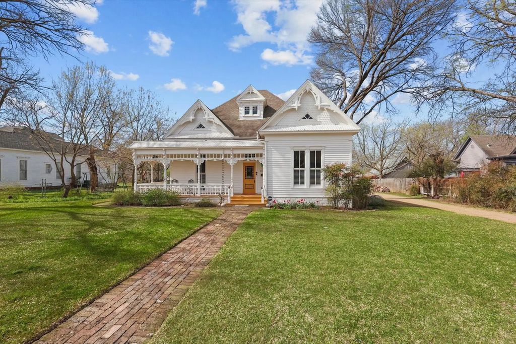 813 W Main Street, Waxahachie