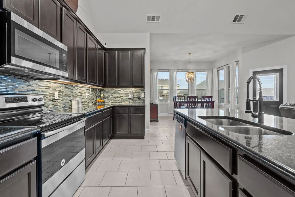 220 Flower Ridge Drive, Fort Worth