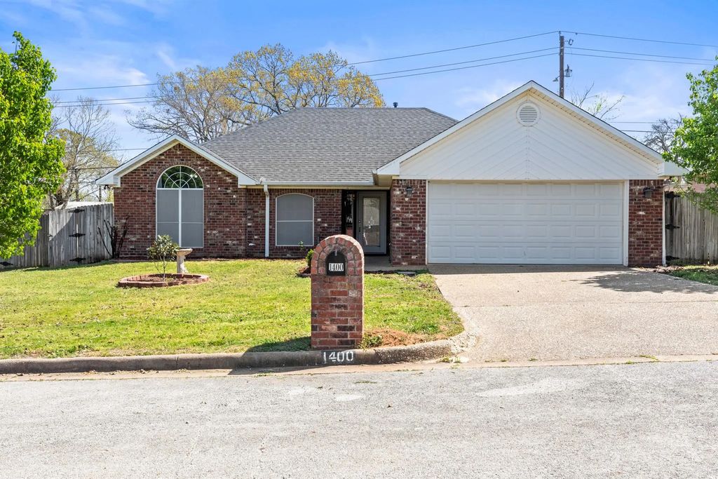 1400 Lakeside Court, Lindale