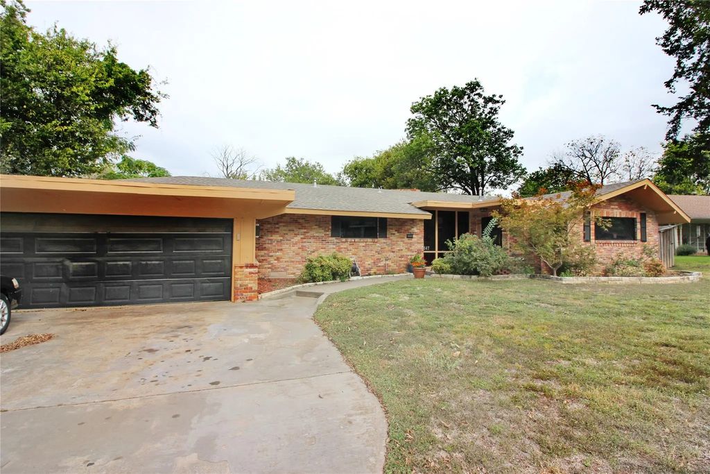 647 Monssen Drive, Dallas