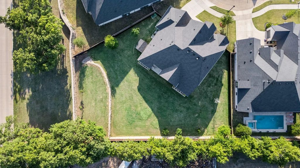 318 Waters Edge Drive, Argyle