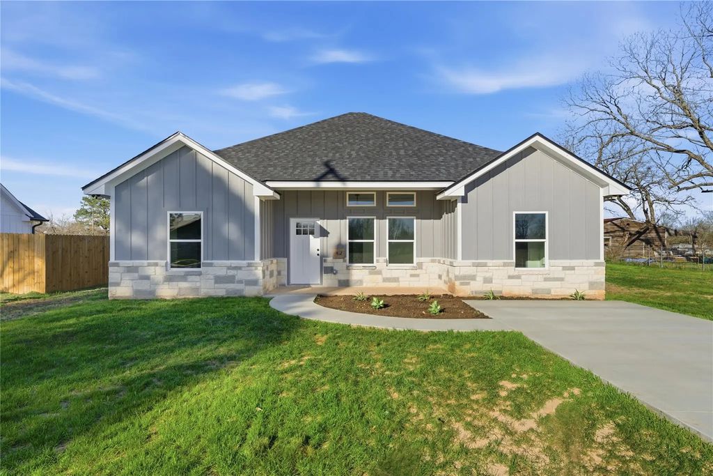 412 E Hunt Street, Bremond